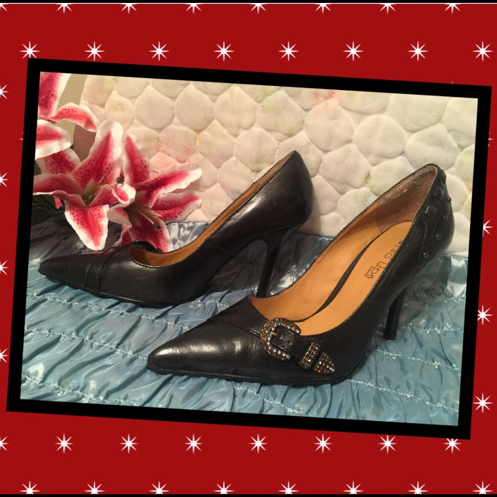 Two Lips Black heels shoes with buckle design